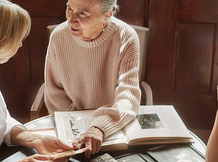Easy Activities for Family Visits to a Loved One Living With Dementia