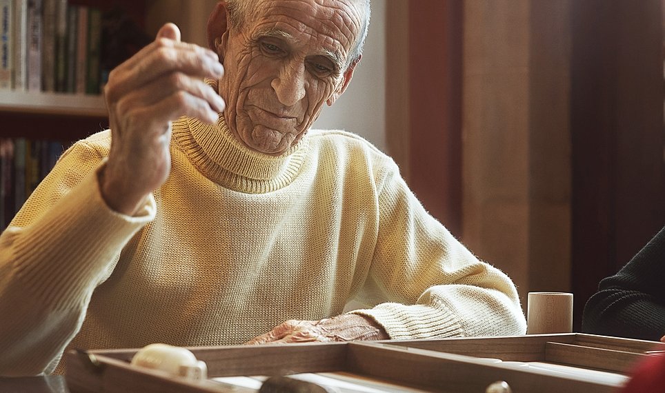 KYN male resident Backgammon 