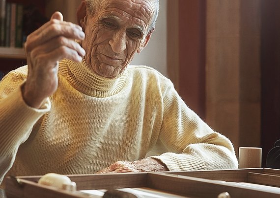 KYN male resident Backgammon 
